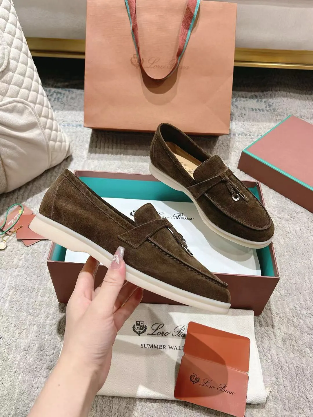 Factory price: 520💰4050 new color. Original purchase, 1⃣️: 1⃣️ folded and developed, Loro Piana professional model to try on feet, quality purchase level, flash sale of common products on the market, welcome to compare, original packaging. Fabric: Imported from Italy🐑High mercerized shearling, Lining: Hand-sewn mark thread in water-dyed cowhide imported from Italy🧵, high-end and elegant. Comfortable on the feet. Size: Women's 35-42 (41, 42) customized, non-returnable, men's 38-45 (46, 47, 48) customized, non-refundable. Fashionable boutiques that you can’t miss, a must-have item